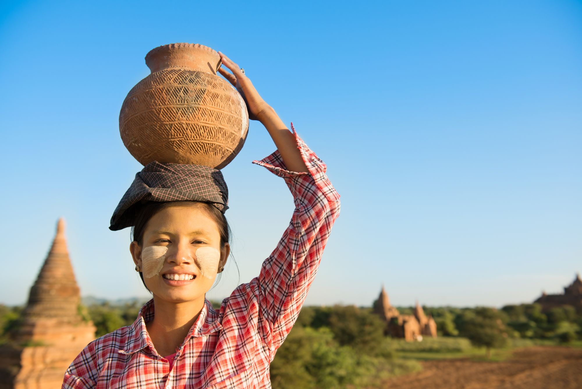 Myanmar Bagan dame met potje