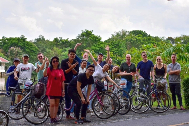 Het team van AsiaDirect op de fiets in 'de groene longen van Bangkok' Het team van AsiaDirect op de fiets in 'de groene longen van Bangkok'