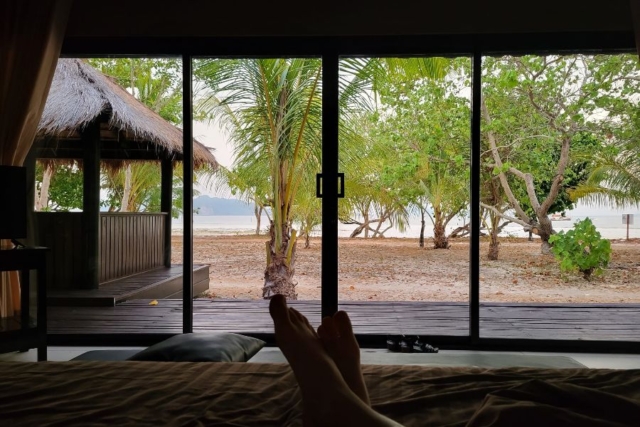 Collega Timmy inspecteert Koh Kradan Collega Timmy inspecteert Koh Kradan