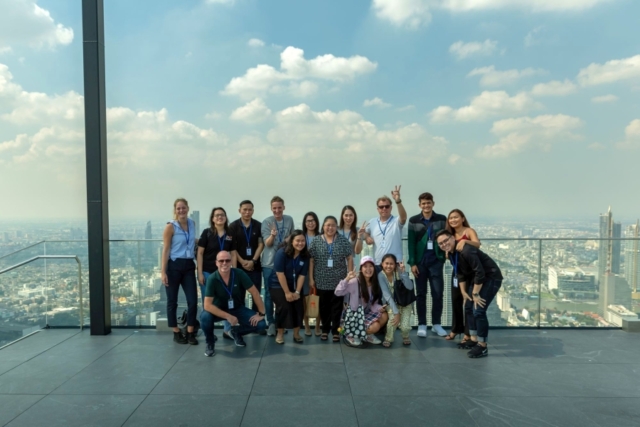 Team AsiaDirect op het hoogste gebouw van Bangkok Team AsiaDirect op het hoogste gebouw van Bangkok
