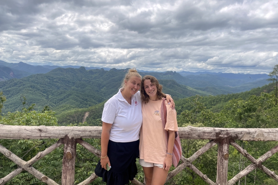 Collega's Julia en Natasja in Chiang Mai