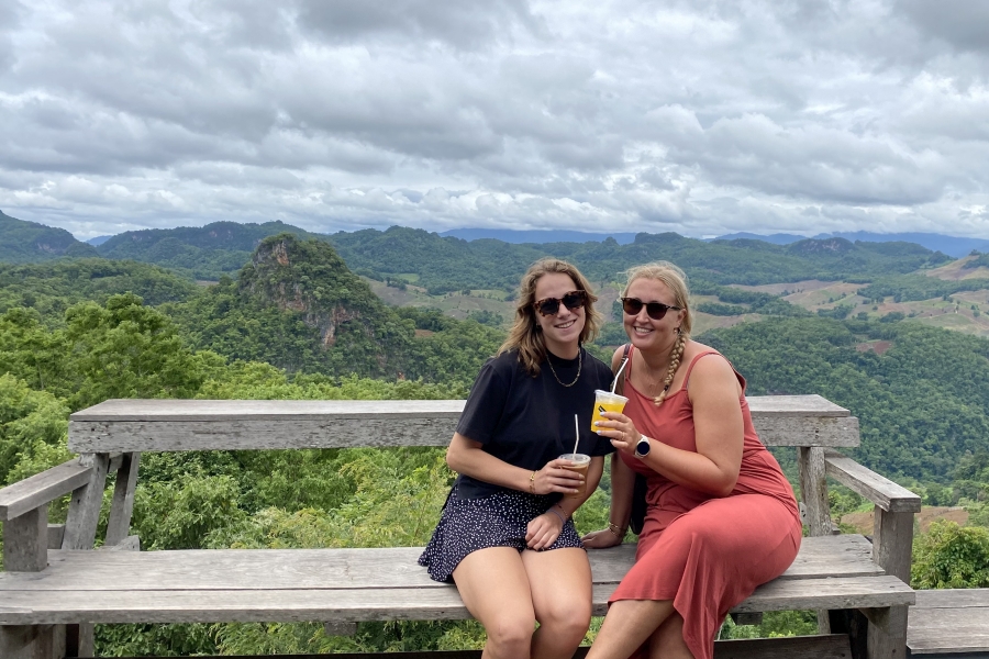 Collega's Julia en Natasja in Mae Hong Son
